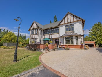 We are now selling - Enquiries over $1.6m