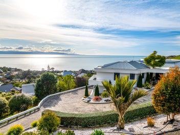 Coastal Luxury, Minutes from the City
