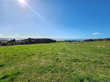 Breathtaking views and lifestyle await!