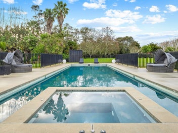 Matakana Oasis: Pool, Spa & Tennis Court