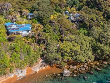 Waterfront Paradise on Great Barrier Island – ...
