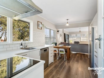 Spacious End Unit + Garden + Sea Views + Parking!