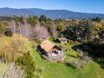 Serene Getaway - Log Cabin on 1.1 Hectares