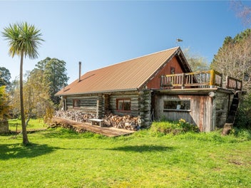 Serene Getaway - Log Cabin on 1.1 Hectares