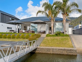 Waterfront Luxury - Easy Living!