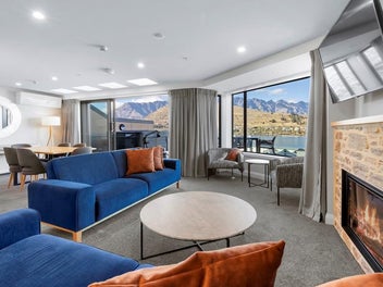 Luxury Lakefront Penthouse at Oaks Shores