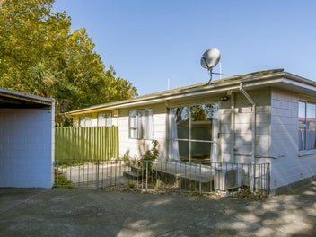 City-Fringe Living with Low-Maintenance Ease!