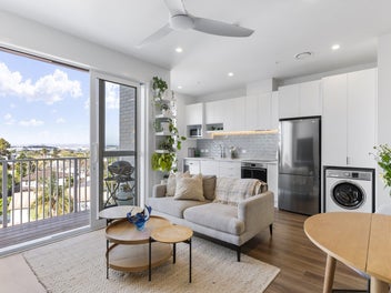MAGNIFICENT MANAAKI: TOP-FLOOR VIEWS!