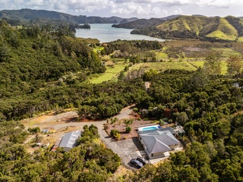 Surf & Turf - Sea Views Shed Pool Grazing & Bush