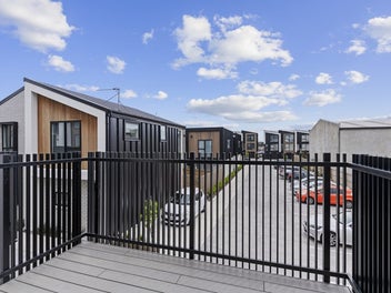 A Garage and An Extra Room!