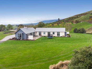 Outstanding Outram-Mosgiel Lifestyle Family home