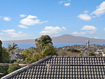 This home is quality, brand-new with a view!