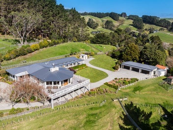 Executive Rural Retreat - Versatile Living Options