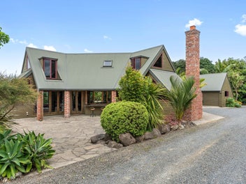 Motivated vendor: stylish 4-bedroom home on 2.23ha