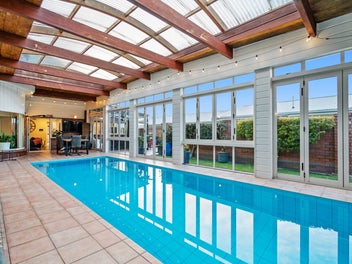 Luxurious Retreat in Pahurehure!