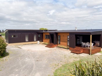 LUXURY HOME ON PERFECT LIFESTYLE BLOCK