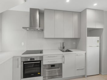 Contemporary Haven: 1-Bedroom Townhouse