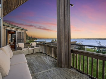 LARGE FAMILY HOME - WATERFRONT PARADISE