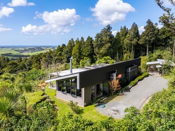 Idyllic Coastal Bach + Opportunity