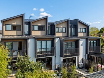 Stylish Townhouse with Stunning Sea Views