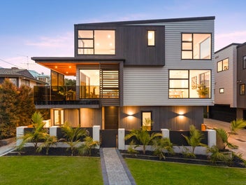 Walk distance to the beach! High standard home!