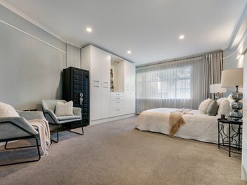 2-Bed CBD Apartment with Garage!