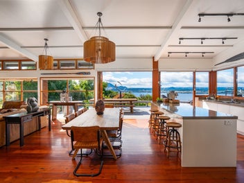 Unsurpassed lodge-style residence