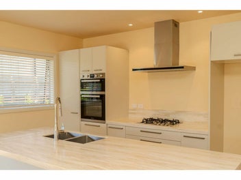 BRIGHT, SUNNY HOME - PERFECT PLACE TO LIVE!