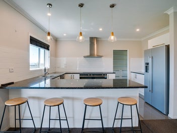 Luxury Living in The Drive!