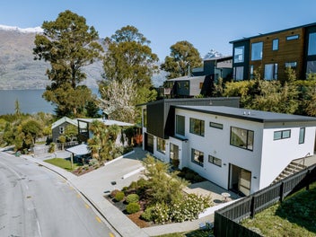 Entertainer’s dream home with stunning lake...