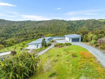 Gorgeous views, stunning sheltered home!