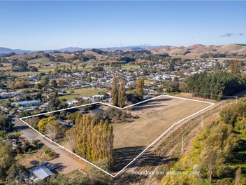 A Private Lifestyle Oasis Minutes From Town