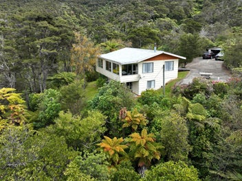 Great Family Bach with Native Bush and Sea Views