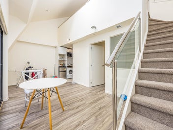 Freehold, 1 bed, Loft, Flexi and Carpark!