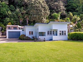 Kiwiana bach at magical West End!