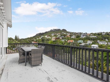 Sophisticated City-Edge Lifestyle!
