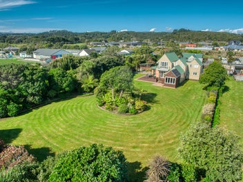 Exclusive 5-bedroom Estate in Paroa
