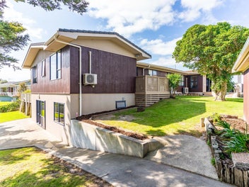 Expansive Six Bedroom Home with Versatile Options