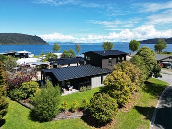 Stylish Living with Stunning Lake Views