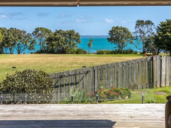 Waiheke waterfront wonderland