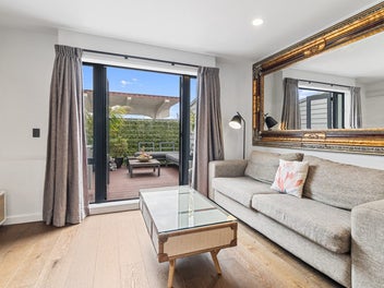 Move-in Ready Townhouse with Modern Furnishings