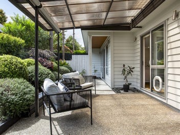 Modern 4 Bedrooms Home Plus Self Contained Studio