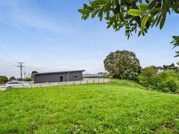 Prime Section - Oakura Awaits!