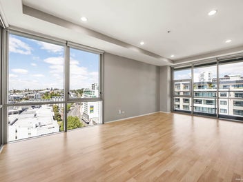 Penthouse Living with Stunning Seaview!