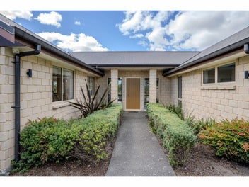PRIVATE LIVING IN FABULOUS LOCATION