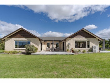 TIME TO SELL! LARGE HOUSE, FLAT SECTION