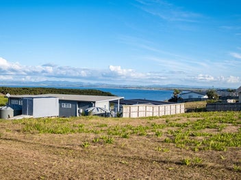 Flat, Prime Elevated Section with Sea Views