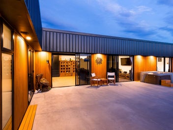 Price Reduced, Vendor wants sold.