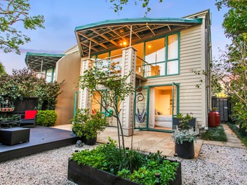 Private Inner City Garden Terraced House
