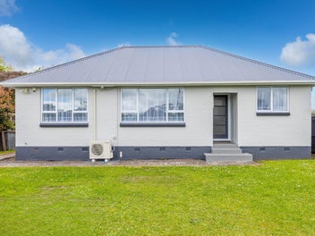 RENOVATED FAMILY HOME - 814 SQM SECTION !